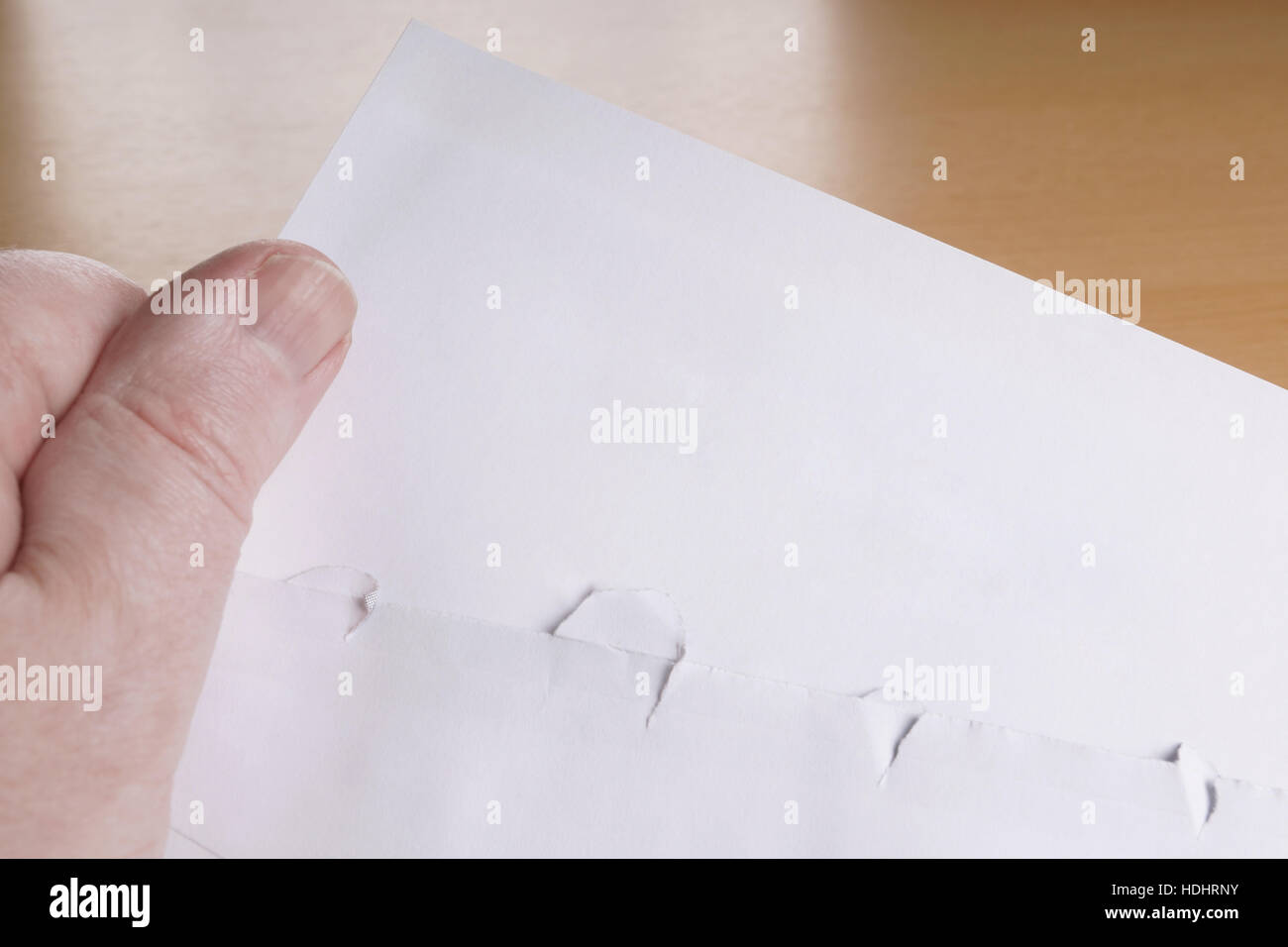 Mano azienda lettera vuota Foto Stock