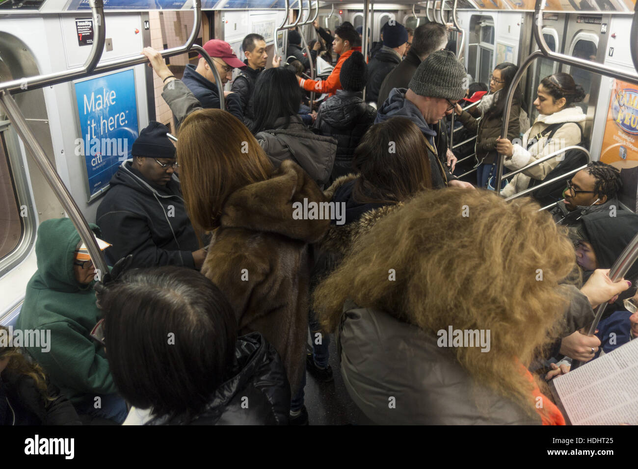 Affollato treno della metropolitana durante la mattina ora di punta da Brooklyn a Manhattan, New York. Foto Stock