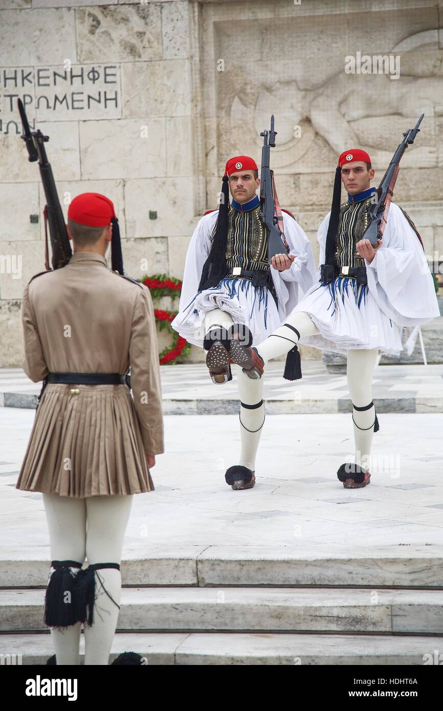Toccare due dita durante la loro protezione cerimonia di modifica Foto Stock
