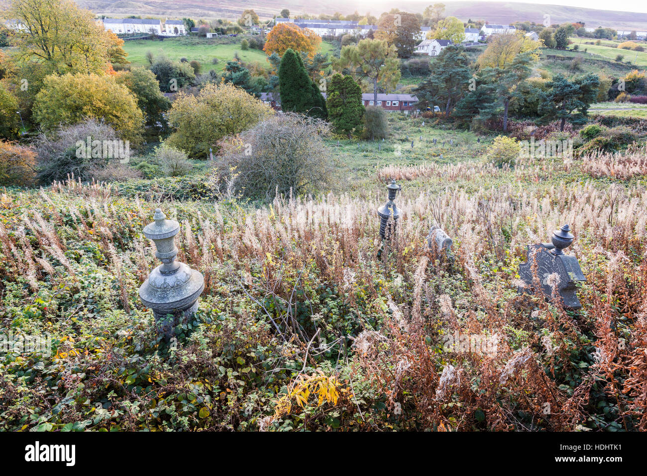 Incolto lapidi nel cimitero, Blaenavon, Wales, Regno Unito Foto Stock