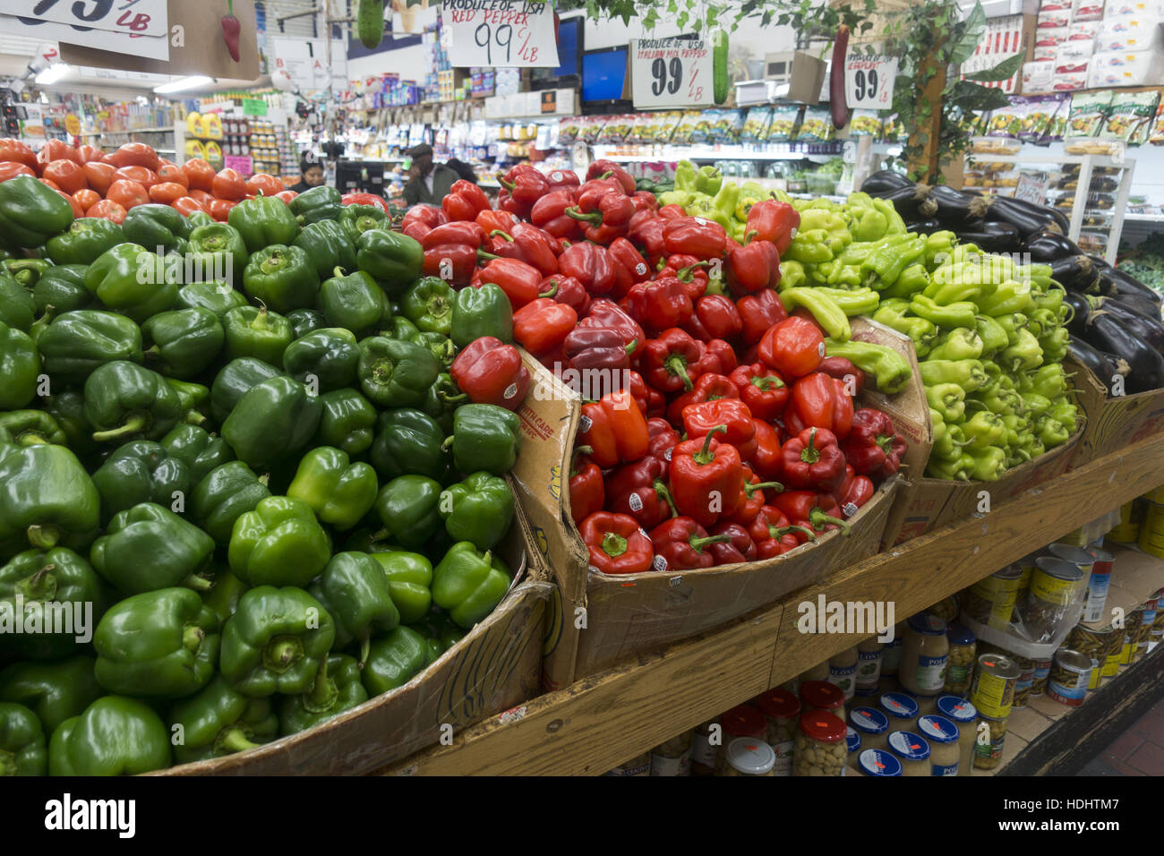 Peperoni in vendita presso l'international foods market sulla Chiesa Avenue nel quartiere di Kensington, Brooklyn, New York. Foto Stock