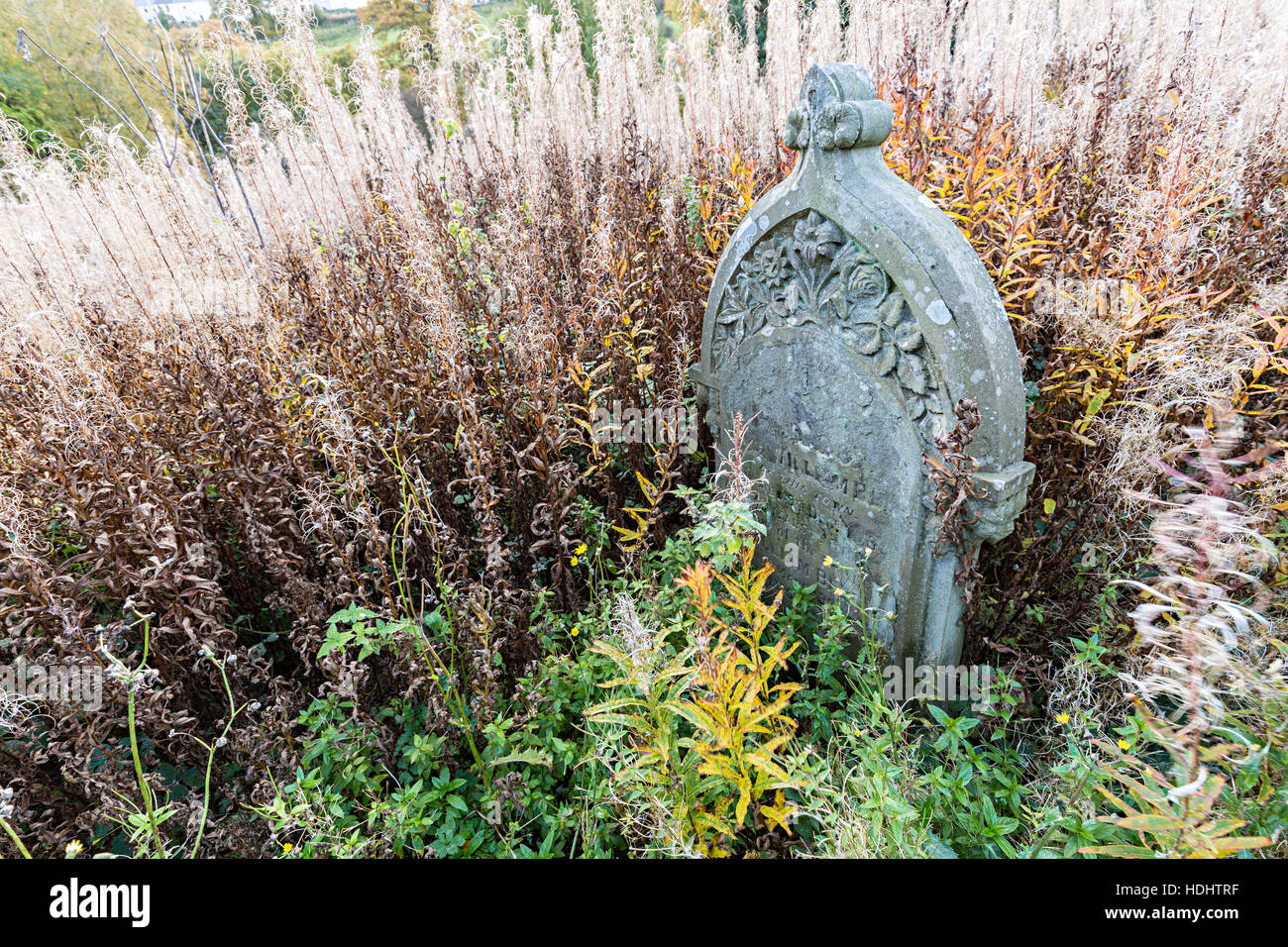 Incolto lapidi nel cimitero, Blaenavon, Wales, Regno Unito Foto Stock
