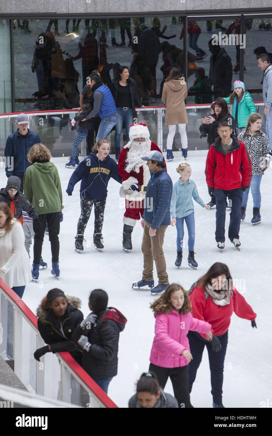 I pattinatori godetevi il fine settimana del Ringraziamento vacanza al Rockefeller Center di New York City. Foto Stock