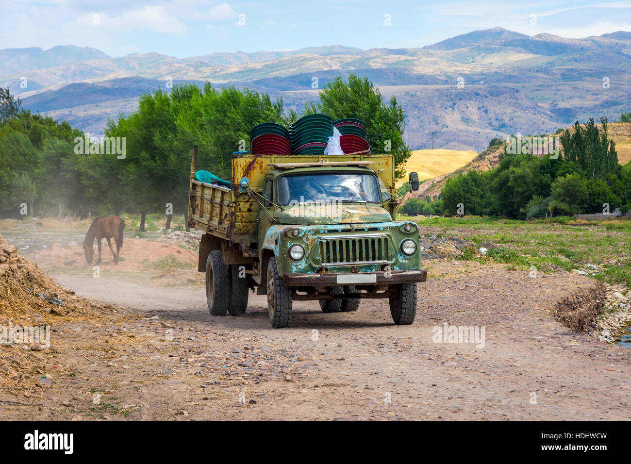 Vecchia unione sovietica caricato il carrello di guida su strada locale nella steppa kazaka Foto Stock