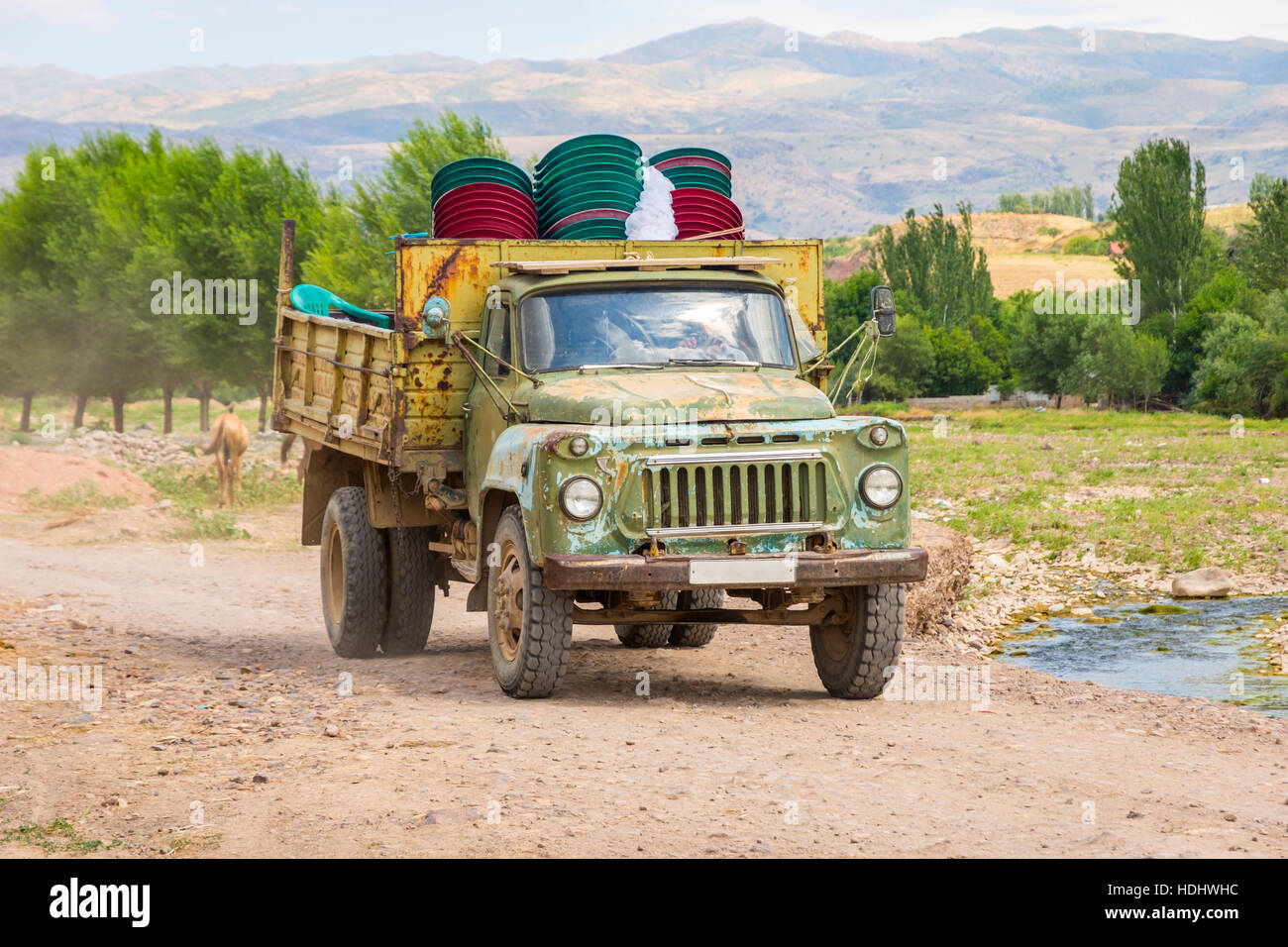 Vecchia unione sovietica caricato il carrello di guida su strada locale nella steppa kazaka Foto Stock