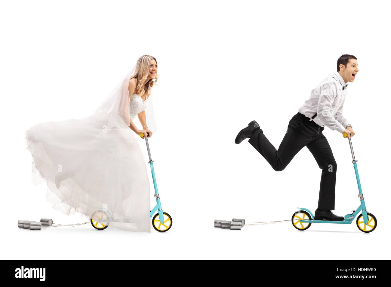 A piena lunghezza Ritratto di una sposa sposa e lo sposo in sella scooter isolati su sfondo bianco Foto Stock