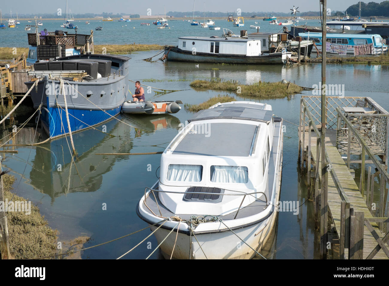 Case galleggianti sul fiume Deben estuario, Suffolk, Inghilterra, Regno Unito Foto Stock