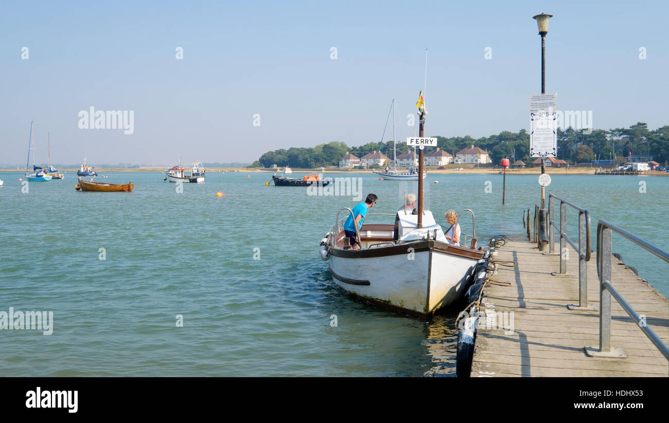 I passeggeri sul fiume Deben piede preparare traghetto in partenza da Felixstowe Ferry, Suffolk, Inghilterra, Regno Unito Foto Stock