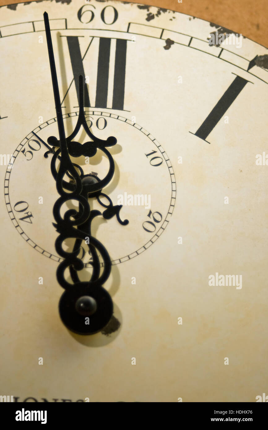 Orologio ornato di mani e il tempo quasi mezzanotte. Foto Stock