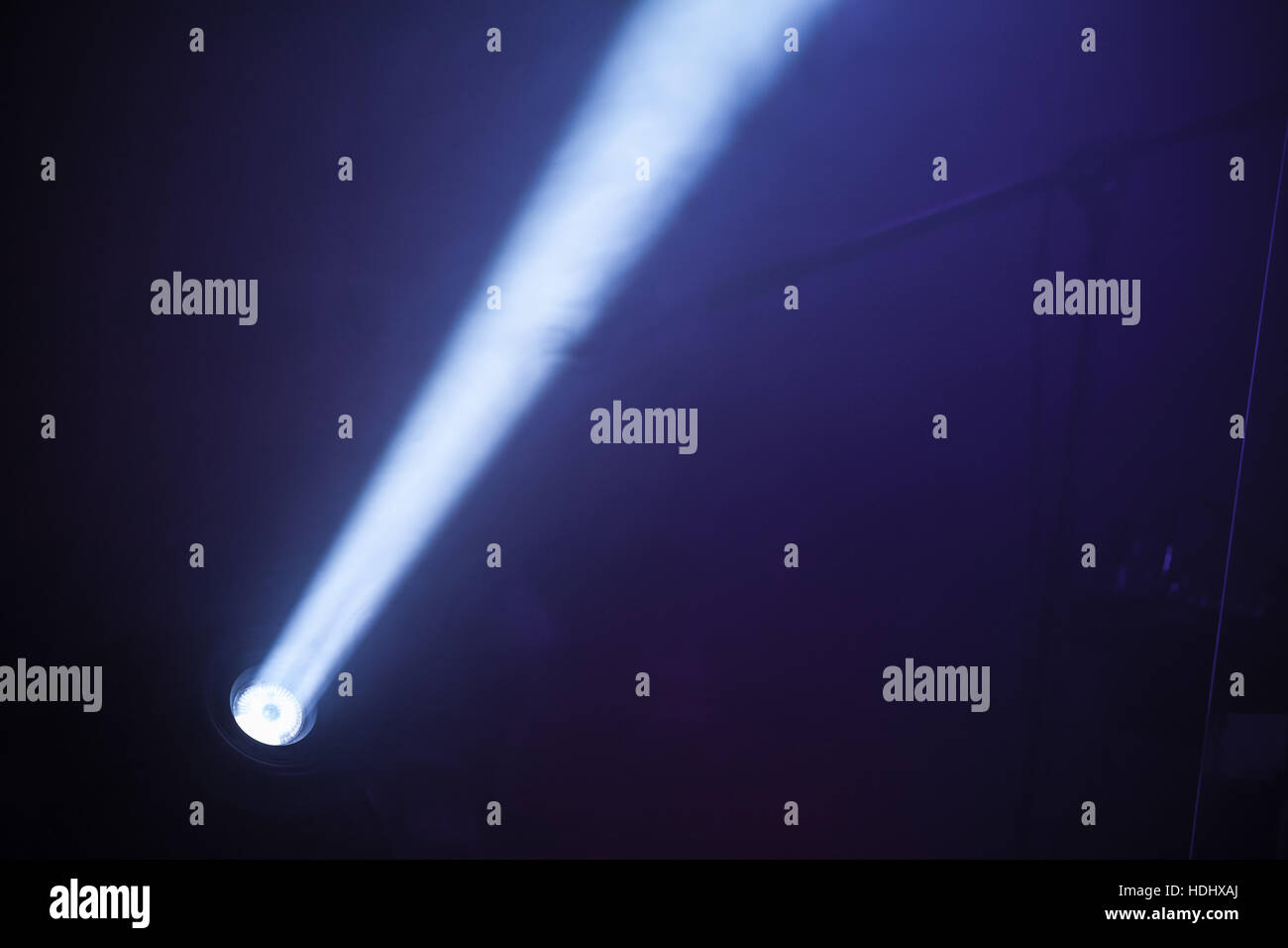 Ray di scenic spot a LED luce nel buio sfondo velato, stadio di apparecchiature di illuminazione Foto Stock