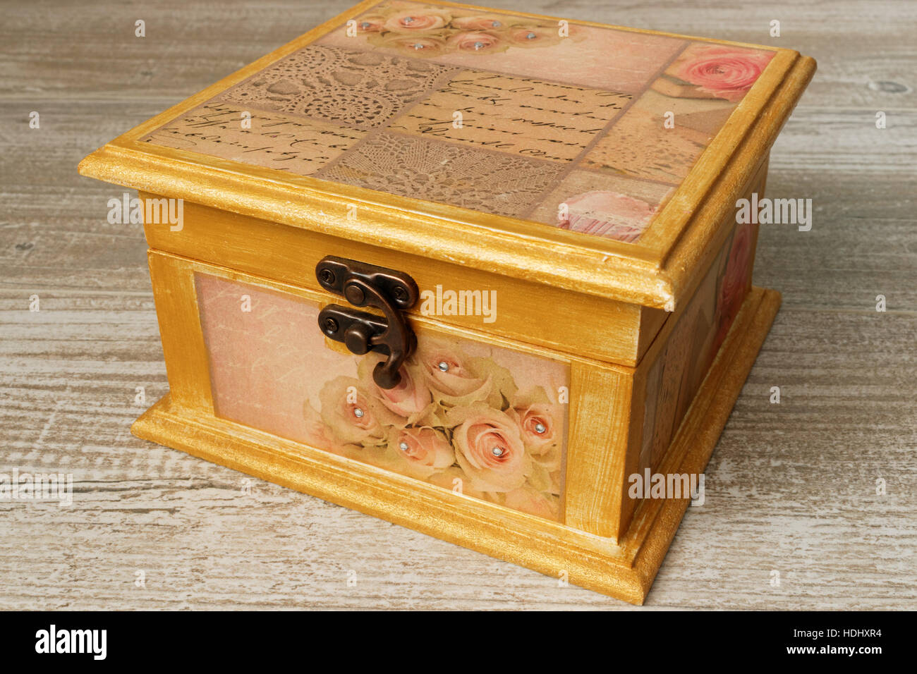 Decoupage decorate chiuso vintage gioielli scatola su sfondo di legno Foto Stock