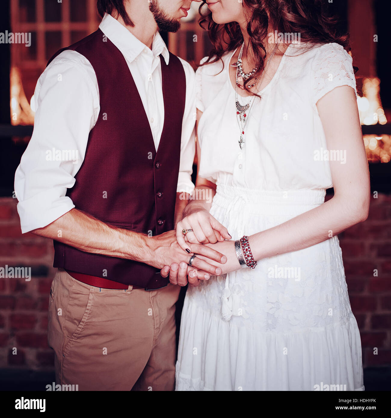 Concetto di immagine del matrimonio giovane Holding Hands, composizione quadrata Foto Stock