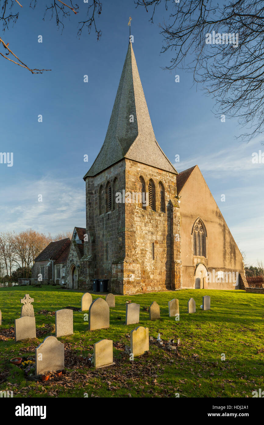 Pomeriggio autunnale alla chiesa di Tutti i Santi di Herstmonceux, East Sussex, Inghilterra. Foto Stock