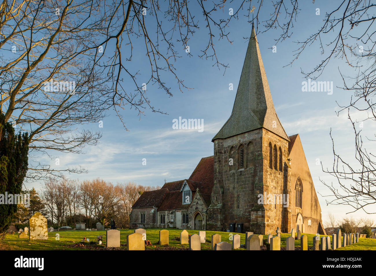 Pomeriggio autunnale alla chiesa di Tutti i Santi di Herstmonceux, East Sussex, Inghilterra. Foto Stock