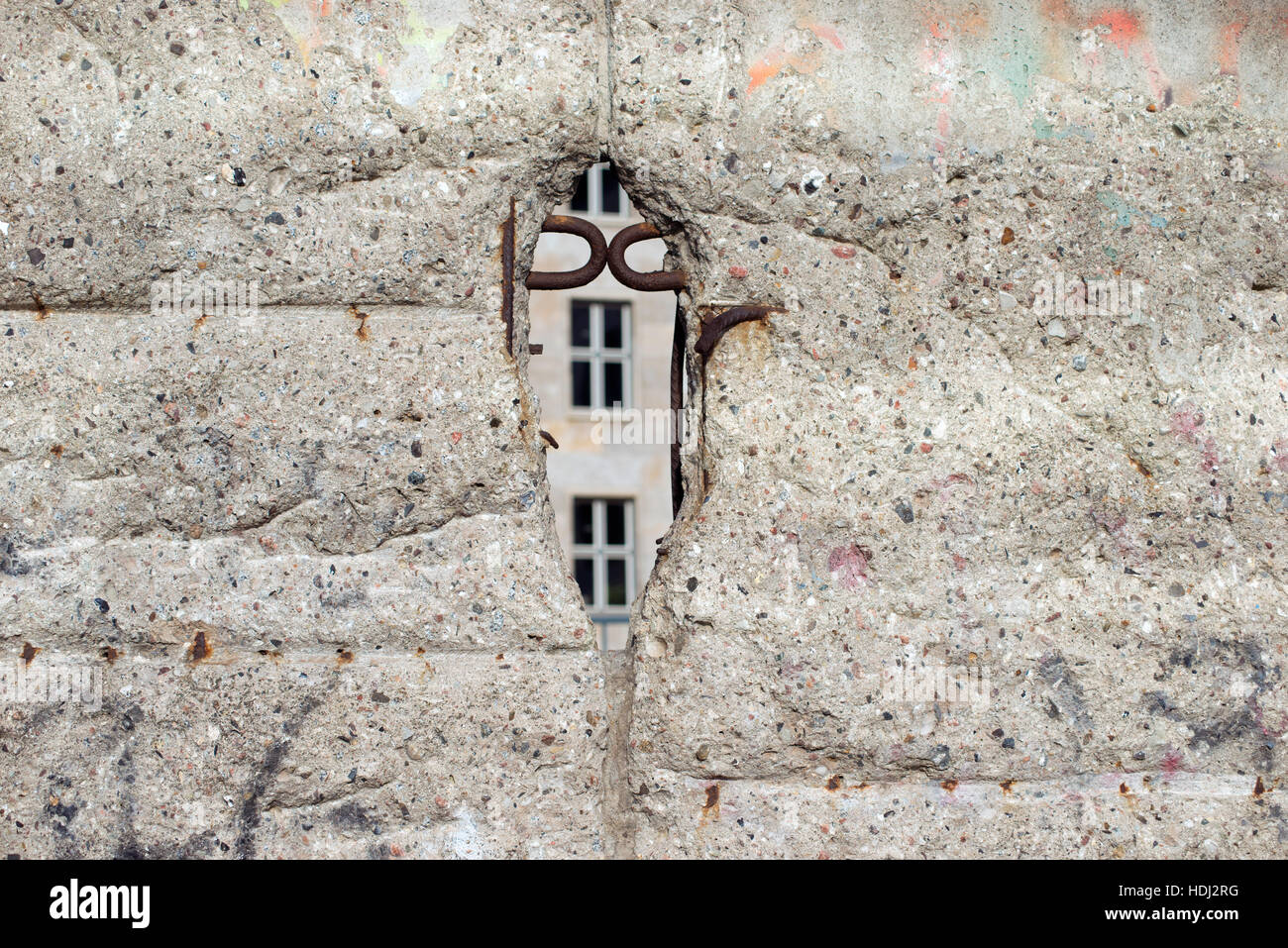 Weathered frammento del muro di Berlino con foro rotto Foto Stock