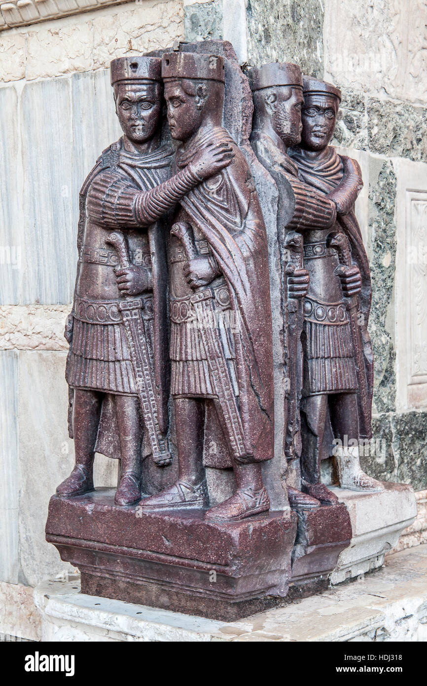 I Tetrarchi, ritratto di quattro imperatori romani, Basilica di San Marco. Statue di porfido risalenti alla tarda antichità. Venezia, Italia. Foto Stock