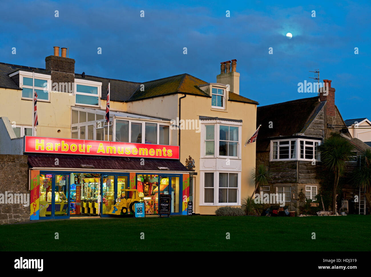 Porto divertimenti al crepuscolo, West Bay, Bridport Dorset, Regno Unito Inghilterra Foto Stock