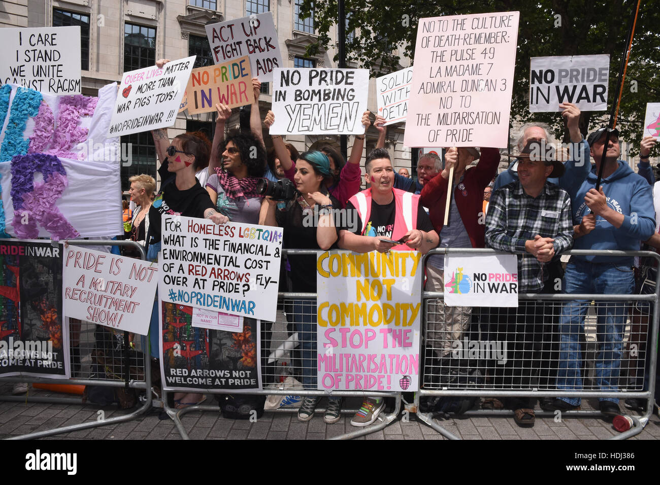 Manifestanti,l'orgoglio di Londra,Gay Pride Marzo,Westminster,London.UK 25.06.16 Foto Stock