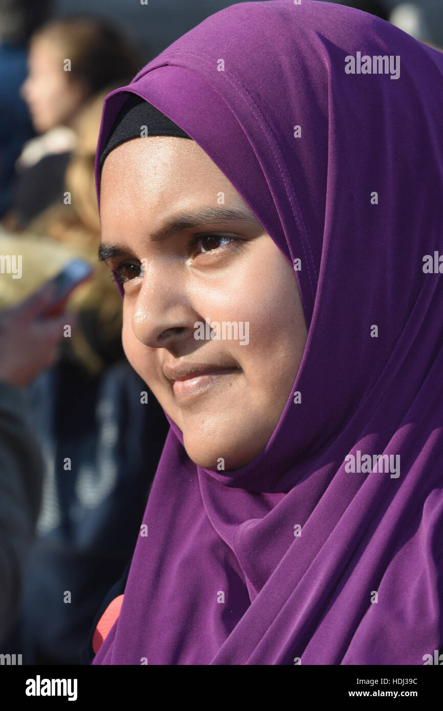 Ritratto di una giovane ragazza musulmana che frequentano il giorno dell'Armistizio,la Royal British Legion,Trafalgar Square,London.UK 11.11.16 Foto Stock