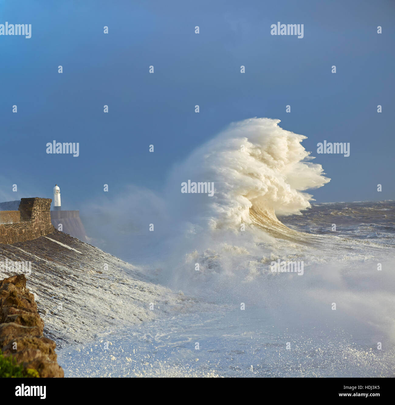 Tempesta onde che si infrangono sulla parete del porto in Porthcawl, South Wales, Regno Unito Foto Stock