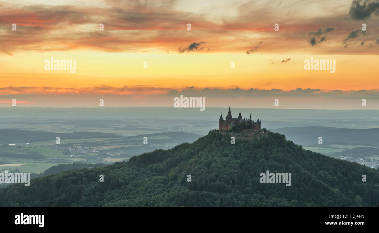 Castello Hohenzollern con vista del Giura svevo Foto Stock