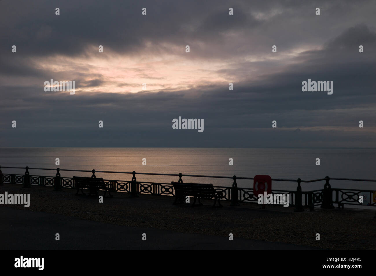 La luce del mattino riflette mare calmo, Brighton. Foto Stock