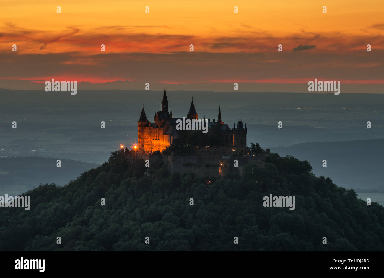 Castello Hohenzollern con vista del Giura svevo Foto Stock