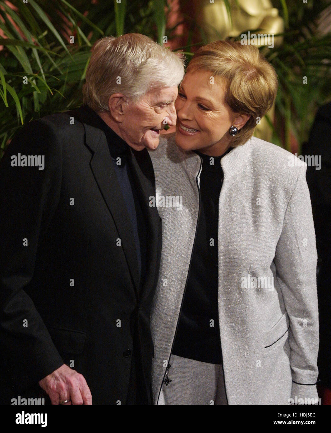 Blake Edwards e Julie Andrews all'Academy Awards Nominees pranzo presso il Beverly Hilton di Beverly Hills, la California il Lunedì 9 Febbraio, 2004. Photo credit: Francesco Specker Foto Stock