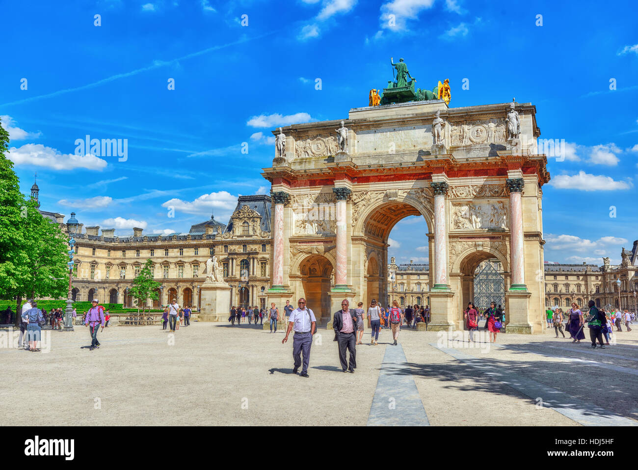 Parigi, Francia - Luglio 06, 2016 : Arc de triomphe du Carrousel (1806-1808) e la gente intorno, progettata da Charles Percier vicino al Louvre, Parigi, Francia Foto Stock
