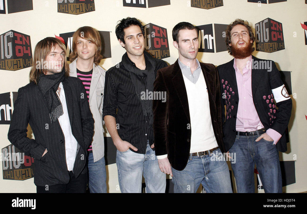 Mickey Madden, partito, con Adam Levine e i bandmates di Maroon 5 al Big in 2004 di VH-1 il 1 dicembre 2004 a Los Angeles. Photo credit: Francis Specker Foto Stock
