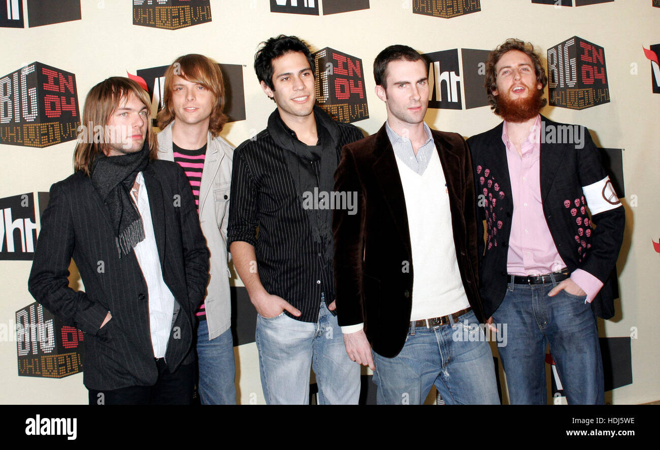 Il gruppo musicale Maroon 5, con Adam Levine, bassista Mickey Madden, a sinistra, arriva al VH-1 'Big in 04' che si esibì al Shrine Auditorium di Los Angeles, California, mercoledì 01 dicembre 2004. Photo credit: Francis Specker Foto Stock