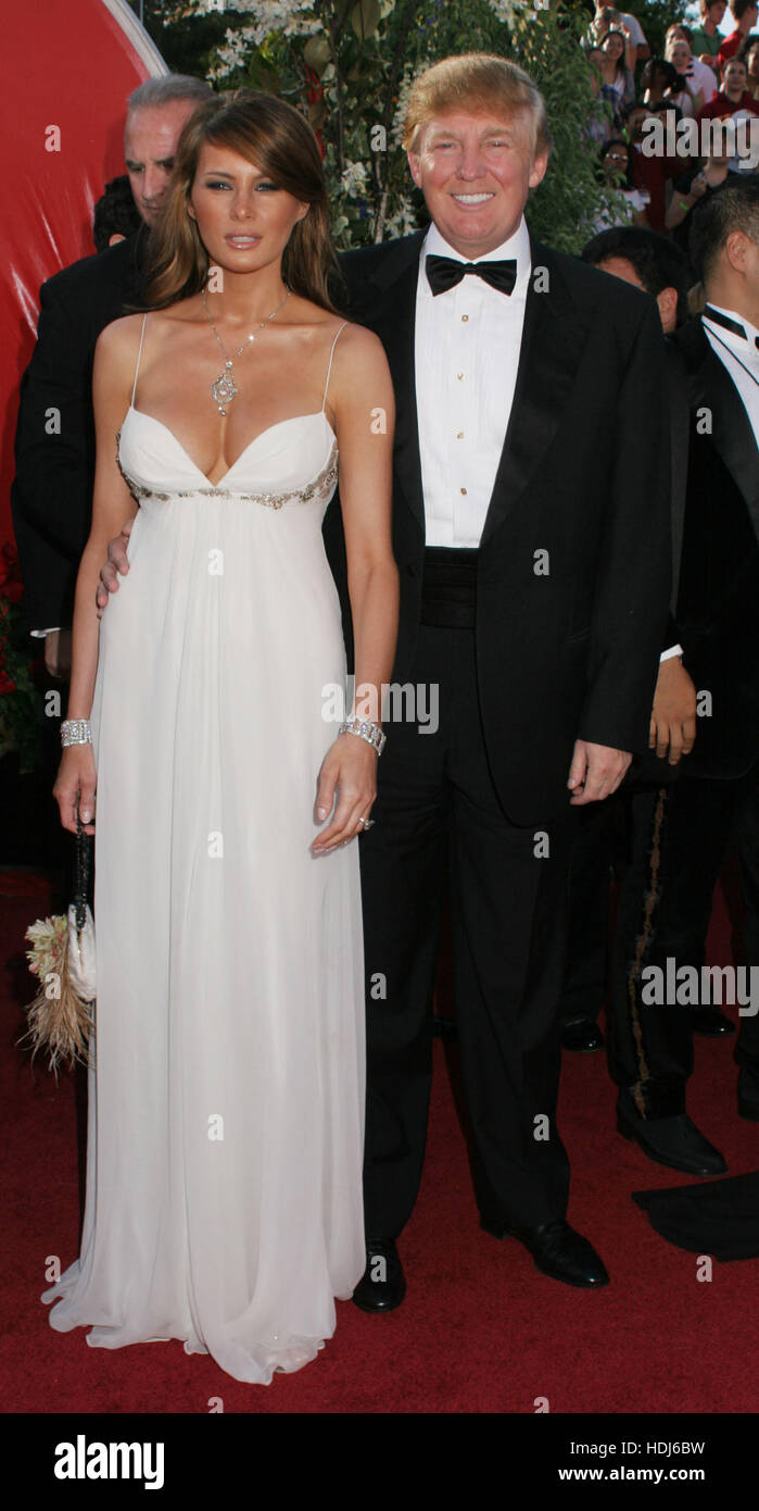 Donald Trump, destra e la sua fidanzata, Melania Knauss arrivare per la cinquantaseiesima annuale di Emmy Awards a Los Angeles, la California il domenica 19 settembre, 2004. Photo credit: Francesco Specker Foto Stock