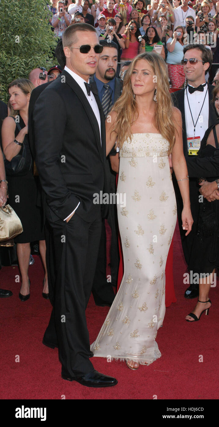 Attori Brad Pitt, destra e sua moglie, Jennifer Aniston arrivare per la cinquantaseiesima annuale di Emmy Awards a Los Angeles, la California il domenica 19 settembre, 2004. Photo credit: Francesco Specker Foto Stock