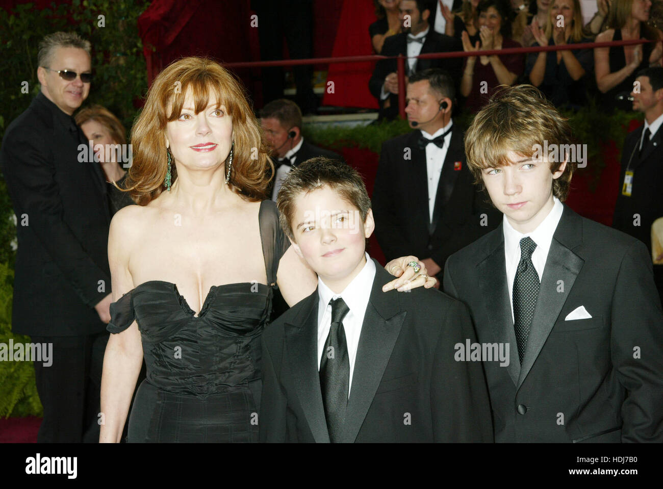 Tim Robbins, partito, Susan Sarandon con i suoi figli, Miles Robbins, e Jack Robbins (R) agli Academy Awards di Hollywood, California, il 29 febbraio 2004. Photo credit: Francis Specker Foto Stock