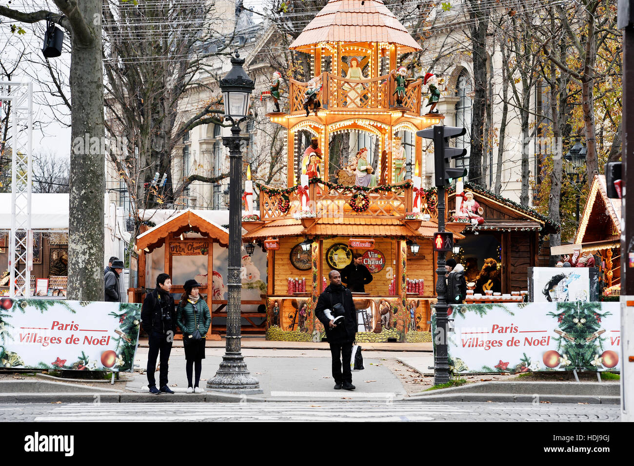 Villaggio di Natale sugli Champs Elysées, Paris, Francia Foto Stock