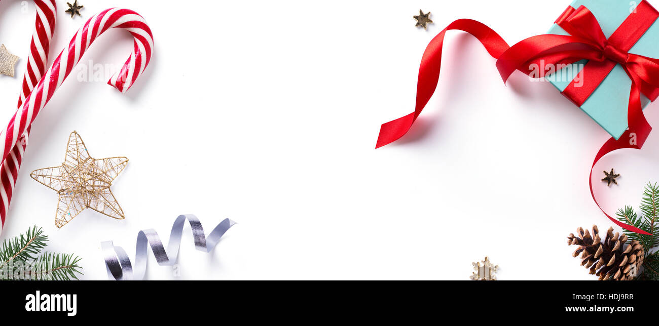 Vacanze di Natale in elemento di decorazione; Natale confine con abete rami e ornamento di Natale su sfondo bianco. Piatto, laici vista superiore Foto Stock