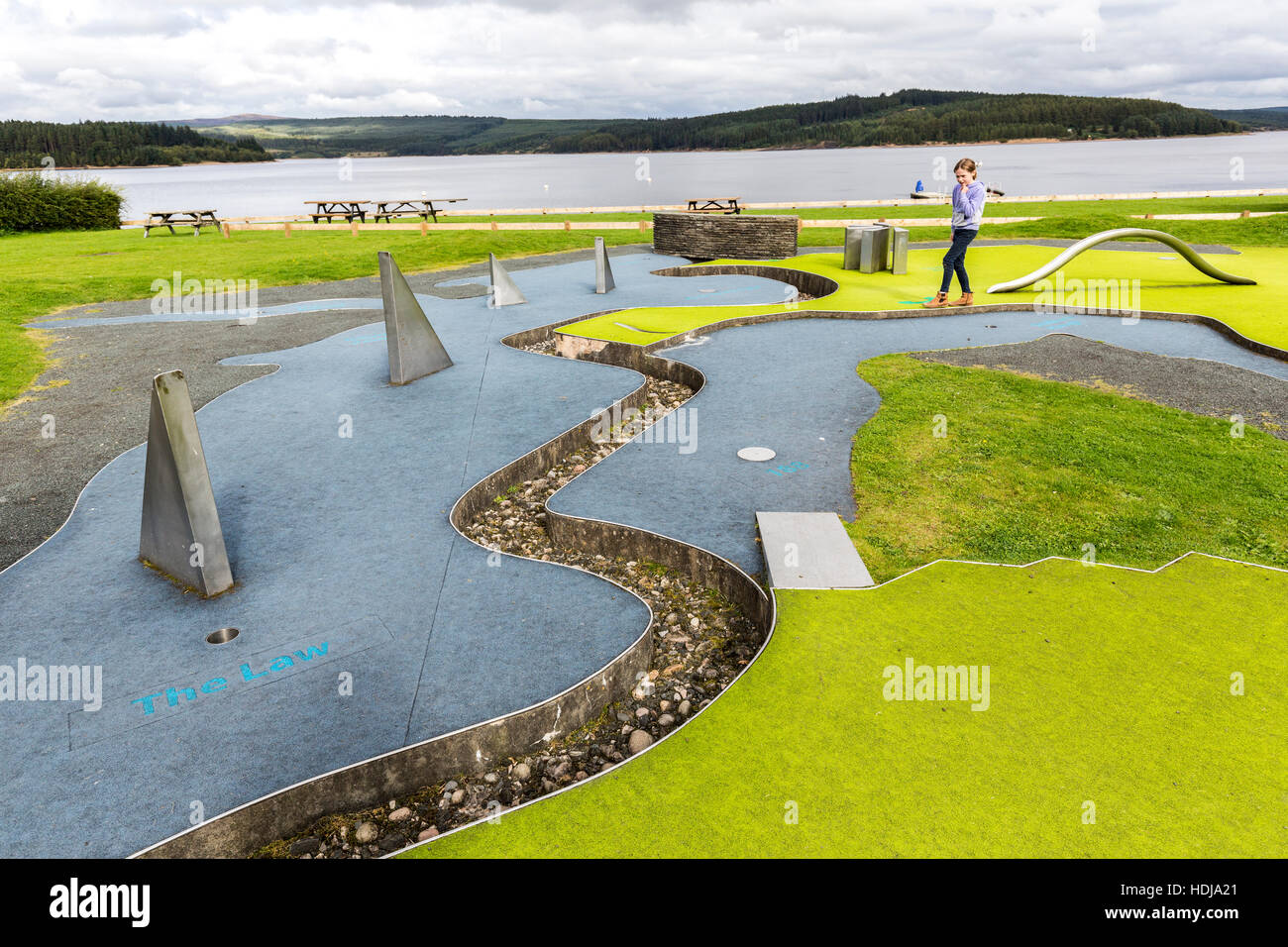 Crazy golf con pietre miliari locali rappresentati per ach foro serbatoio Kielder, Northumberland, England, Regno Unito Foto Stock