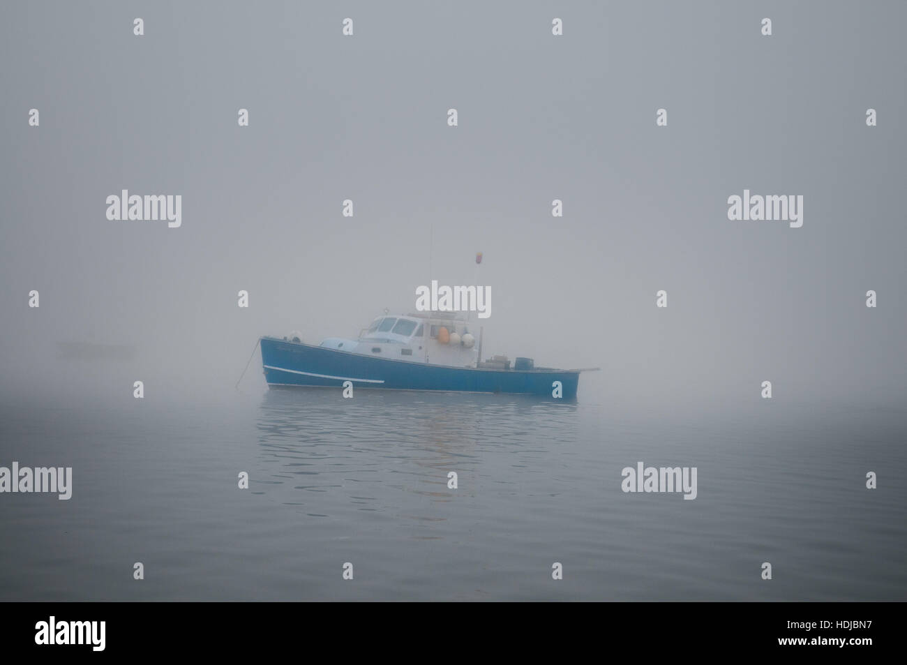 Lobster Boat si siede nella nebbia mattutina a porto, Yarmouth, ME Foto Stock