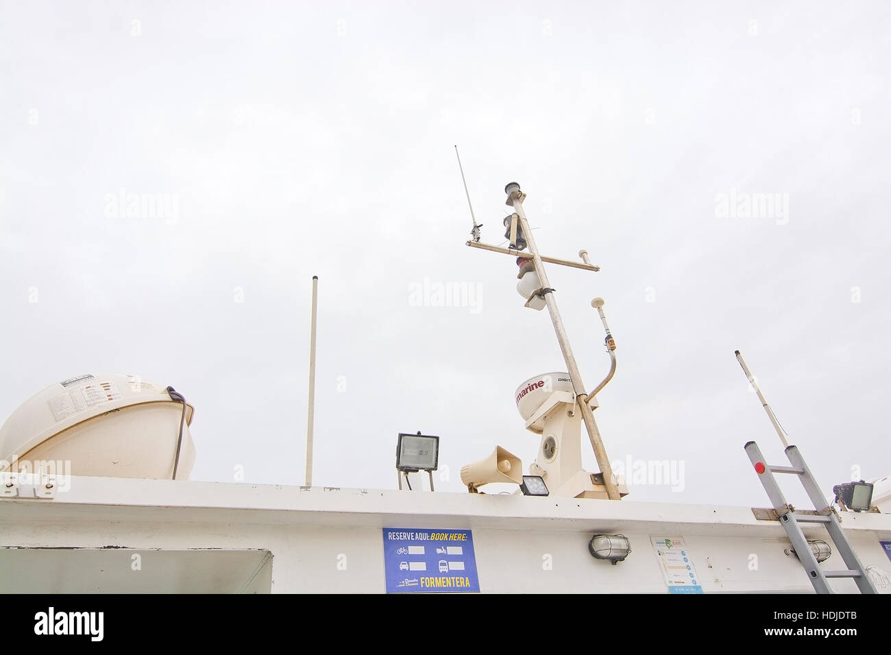 Apparecchiature di Tecnologia a bordo di traghetti Ibiza-Formentera su un nuvoloso giorno di ottobre 25, 2016 in Ibiza, isole Baleari, Spagna. Foto Stock