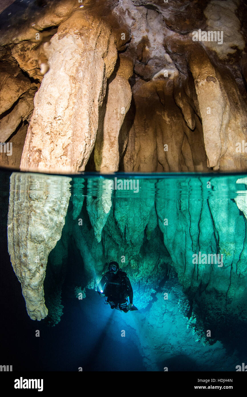 Scuba Diver lampadario in grotta, Palau Foto Stock