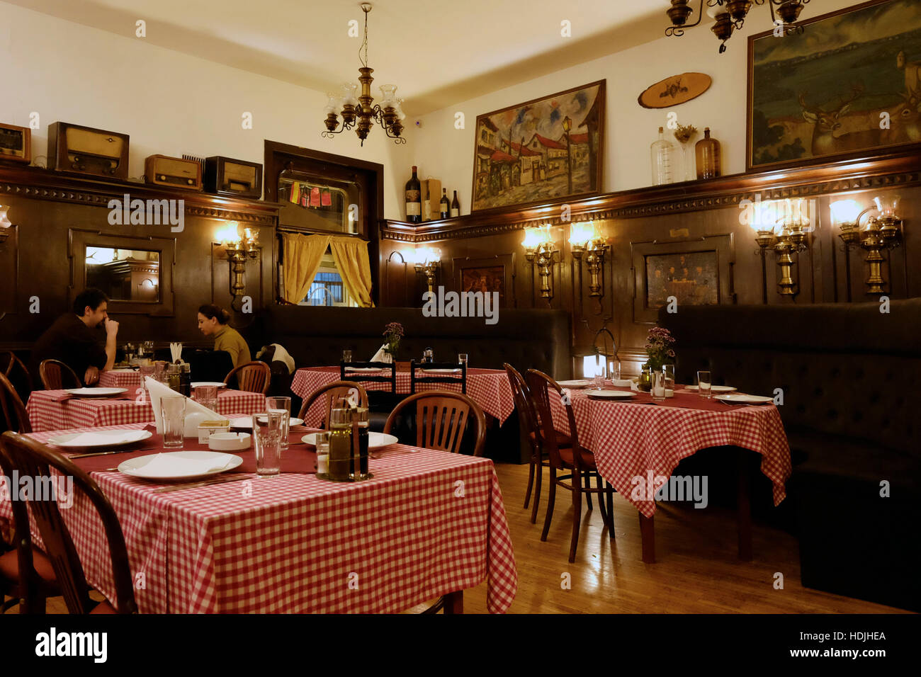 I serbi di mangiare in Dva Jelena o due cervi ristorante che serve tradizionali cibi serbo situato in Skadarlija Street nel cuore di Stari Grad. Il centro storico della città di Belgrado capitale della Repubblica di Serbia Foto Stock