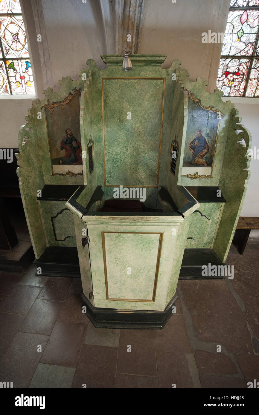 Il confessionale nella chiesa di S. Maria (Chiesa dell Assunzione della Beata Vergine Maria) in Torun, Polonia Foto Stock