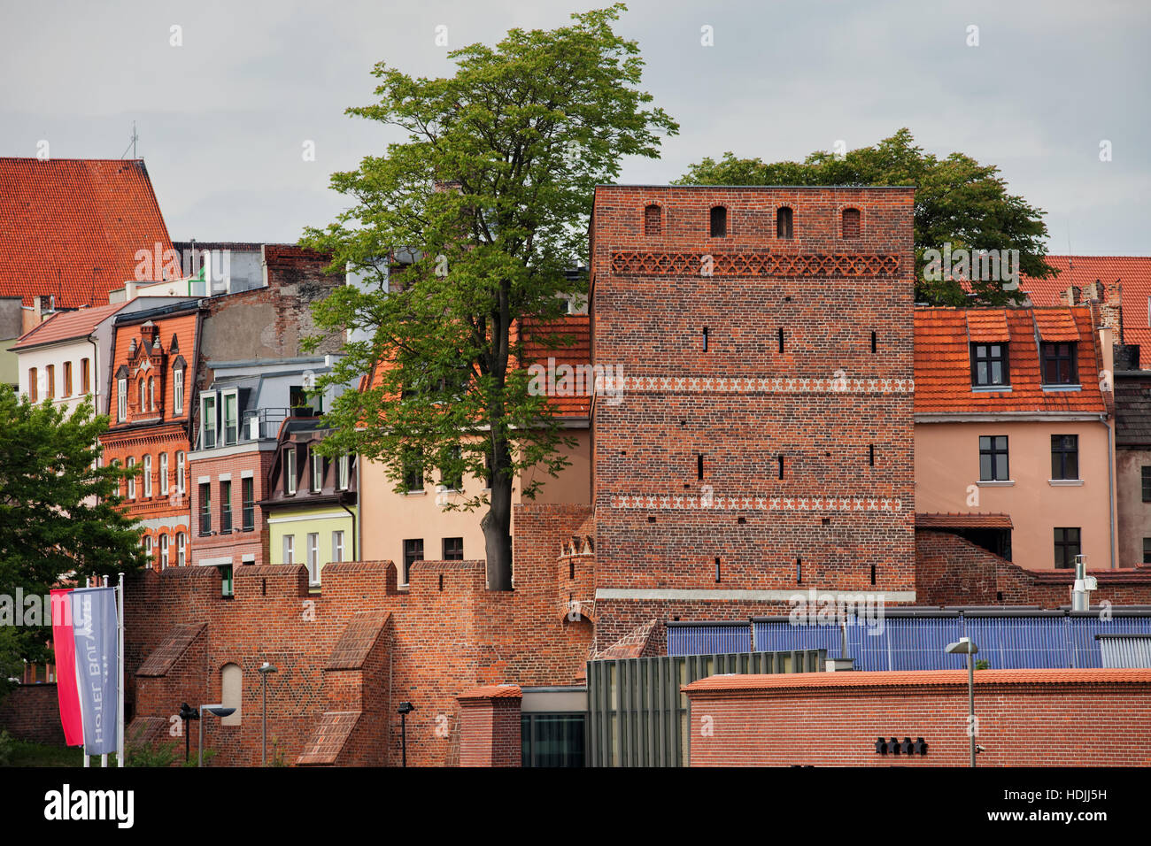 Mura della Città Vecchia, di Torun in Polonia, case dietro la parete della città con la Torre di Pisa Foto Stock