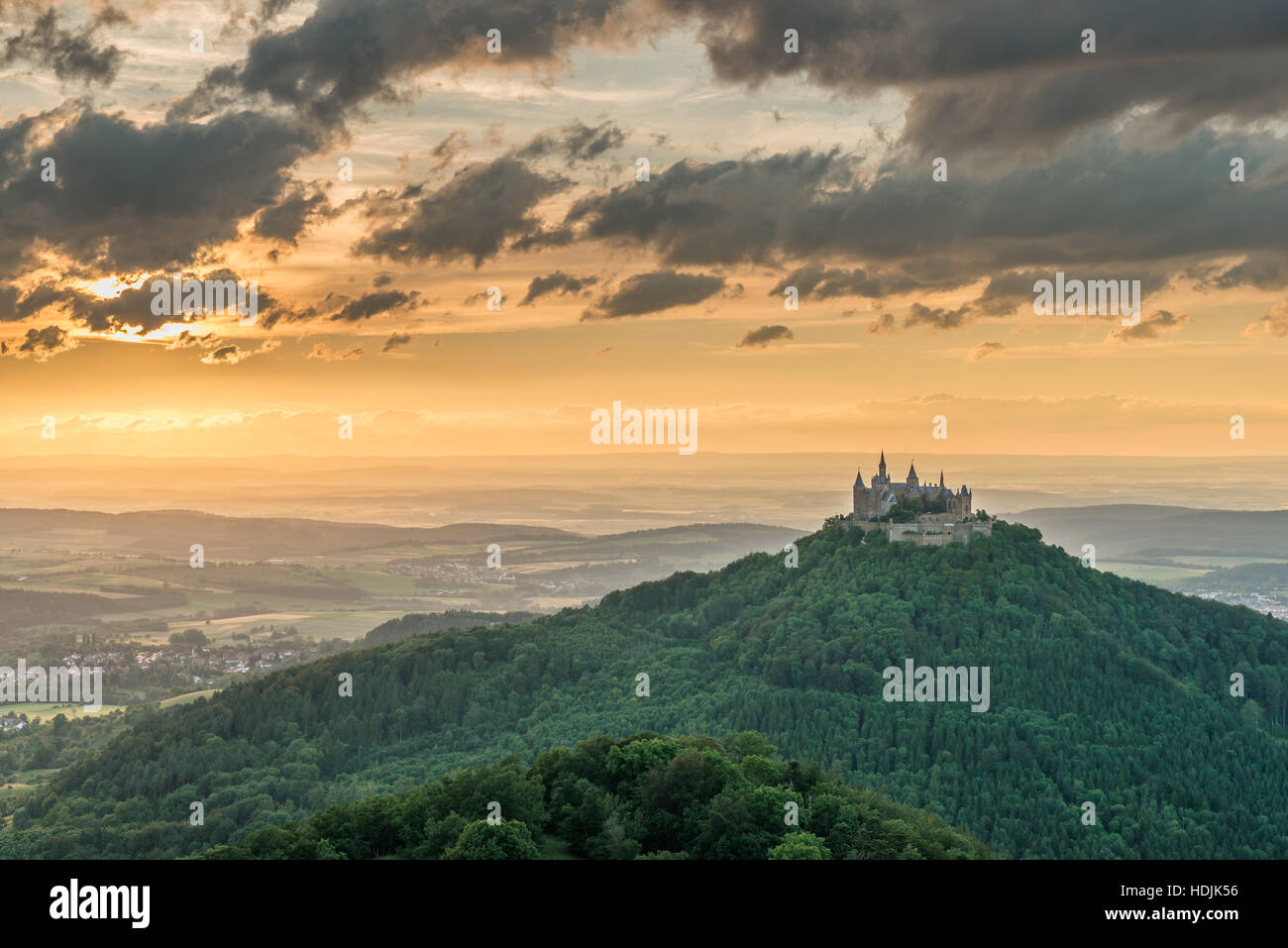 Castello Hohenzollern con vista del Giura svevo Foto Stock