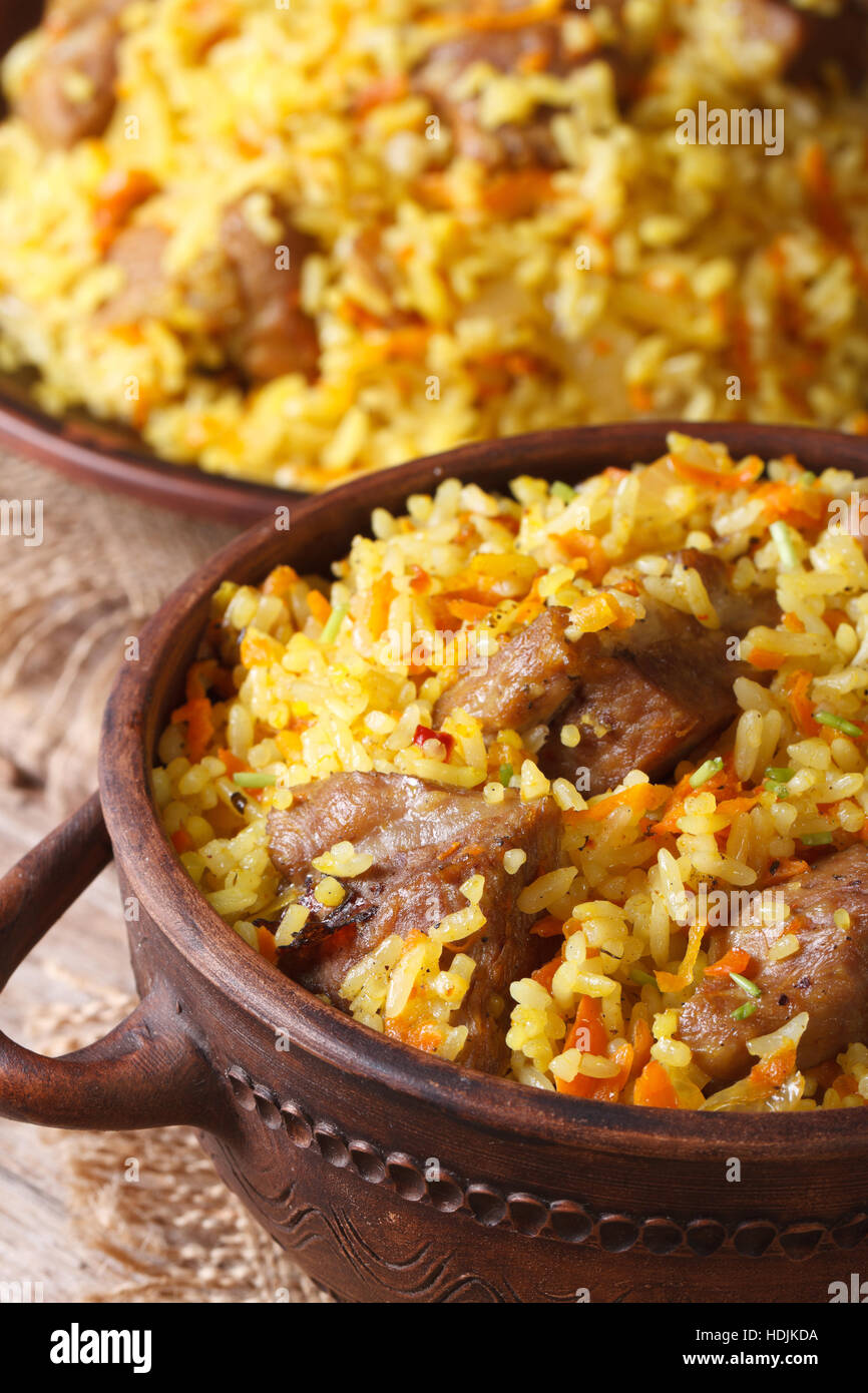 Asian riso fritto con carne closeup in stile rustico verticale. Foto Stock