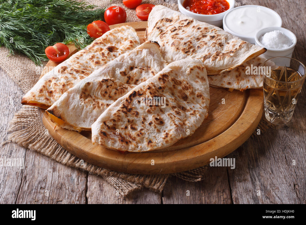 Mexican quesadilla e salse sul tavolo di close-up orizzontale. Foto Stock