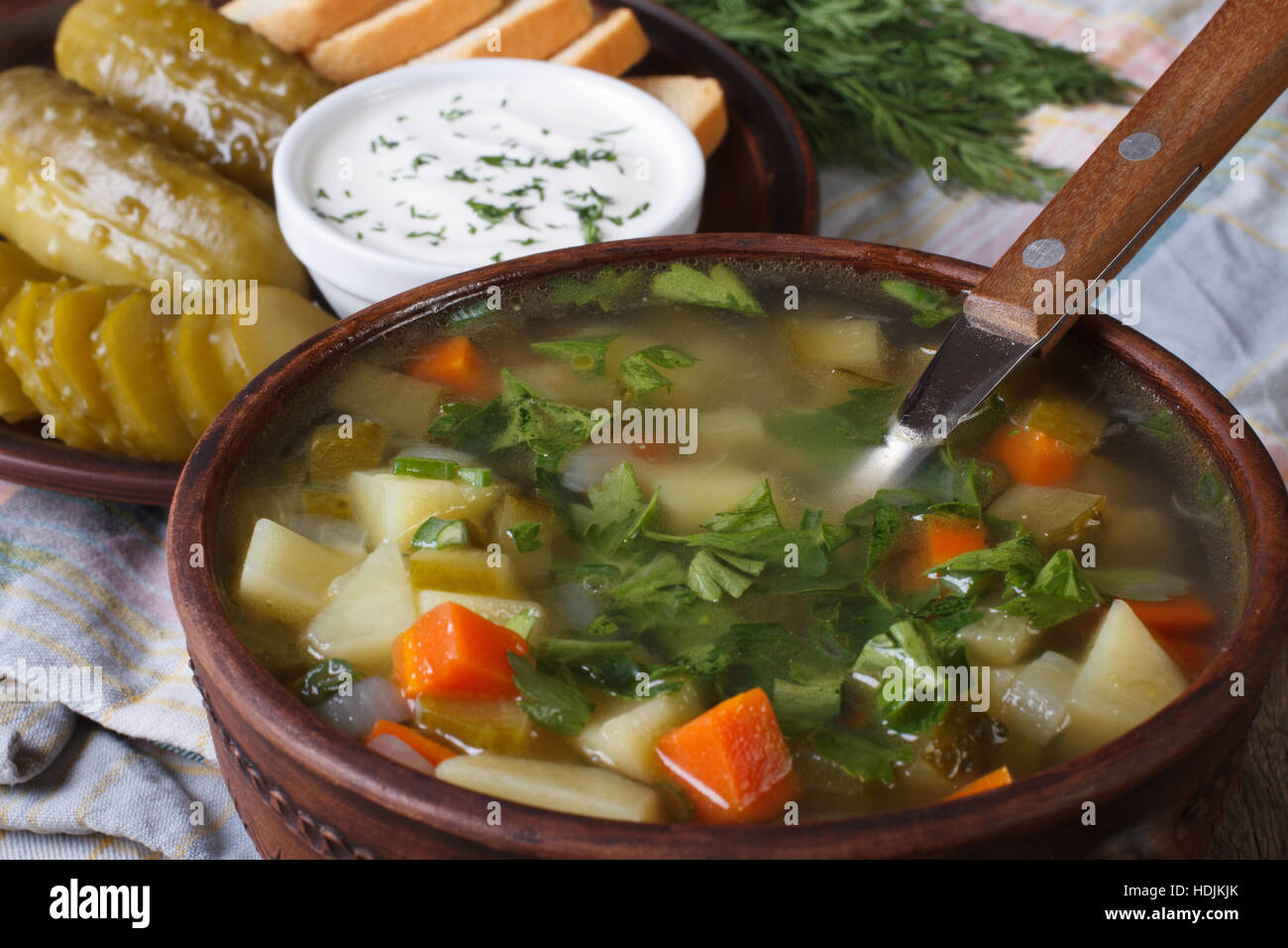 Rassolnik zuppa di cetriolo in una ciotola closeup sul tavolo orizzontale. Foto Stock