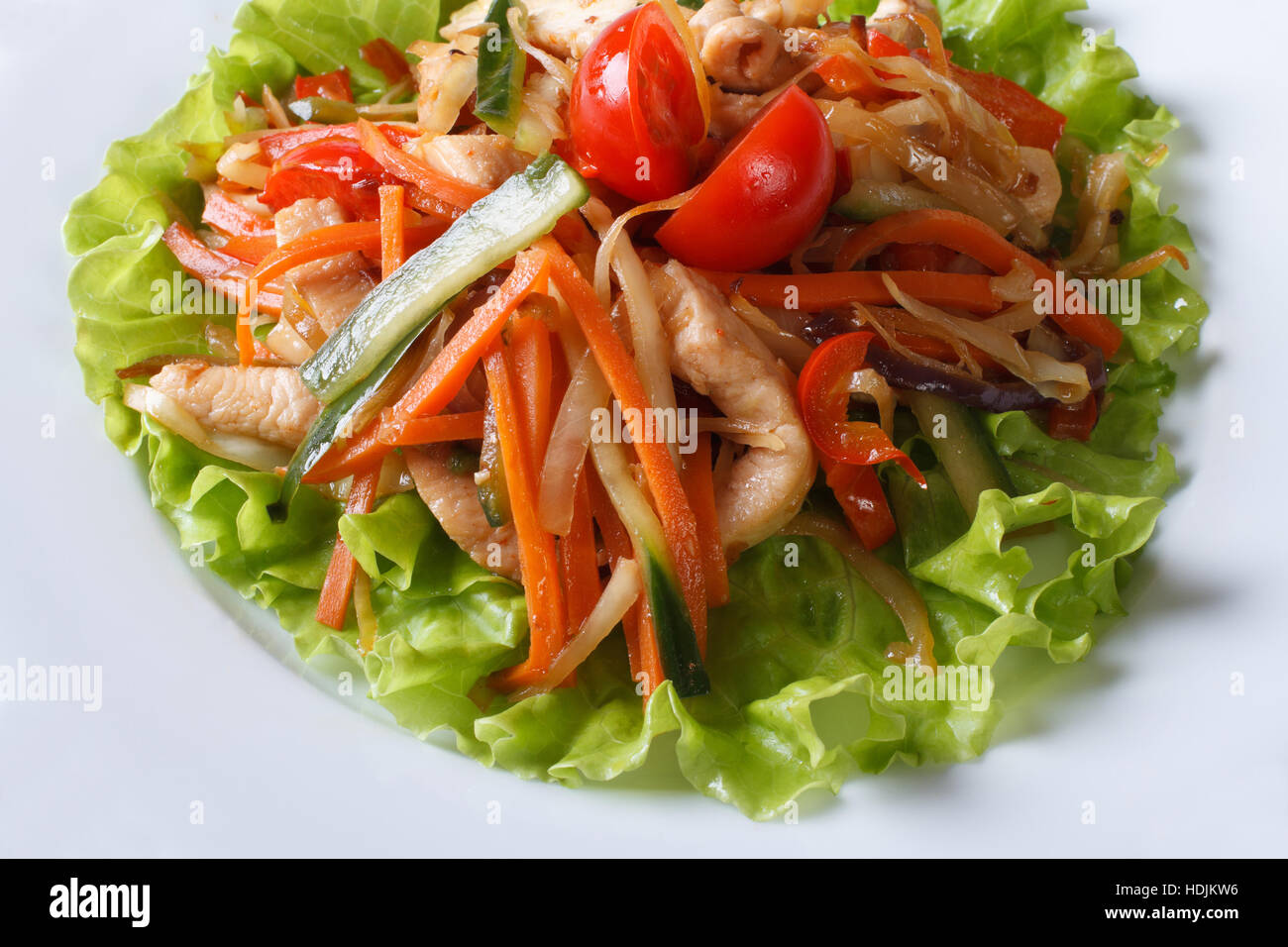 Insalata tiepida con pollo alla griglia e verdura close up su una piastra orizzontale. Foto Stock
