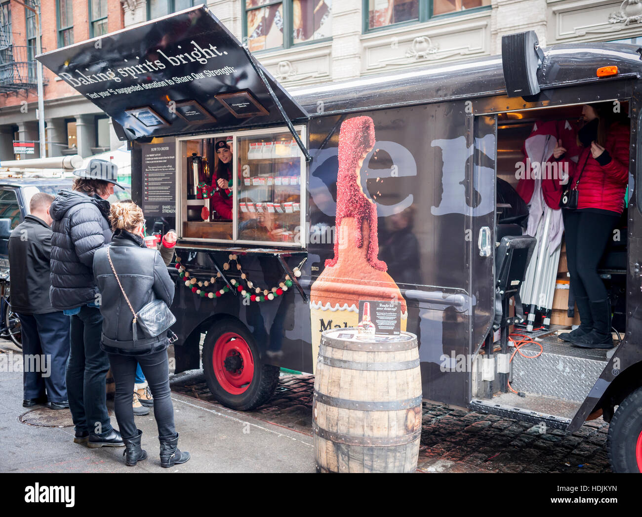Il marchio del fabbricante '#ShareDelicious' carrello parcheggiato nel quartiere di Soho di New York lunedì, 12 dicembre 2016. Donare cinque dollari tramite un messaggio di testo e Maker's Mark ti dà un burro & marchio Scotch cookie con tutti e cinque i bucks andando a condividere il nostro punto di forza. Sei city tours raccoglie fondi per condividere la nostra forza, un'organizzazione no-profit che lotta contro la Fame Infantile. (© Richard B. Levine) Foto Stock
