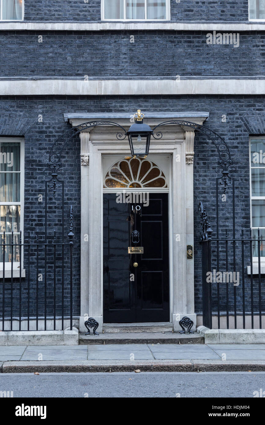 Londra, 28 novembre 2016. Le porte principali sono mantenuti chiusi al 10 di Downing Street a Londra, la residenza del Primo Ministro del Regno Unito. Foto Stock